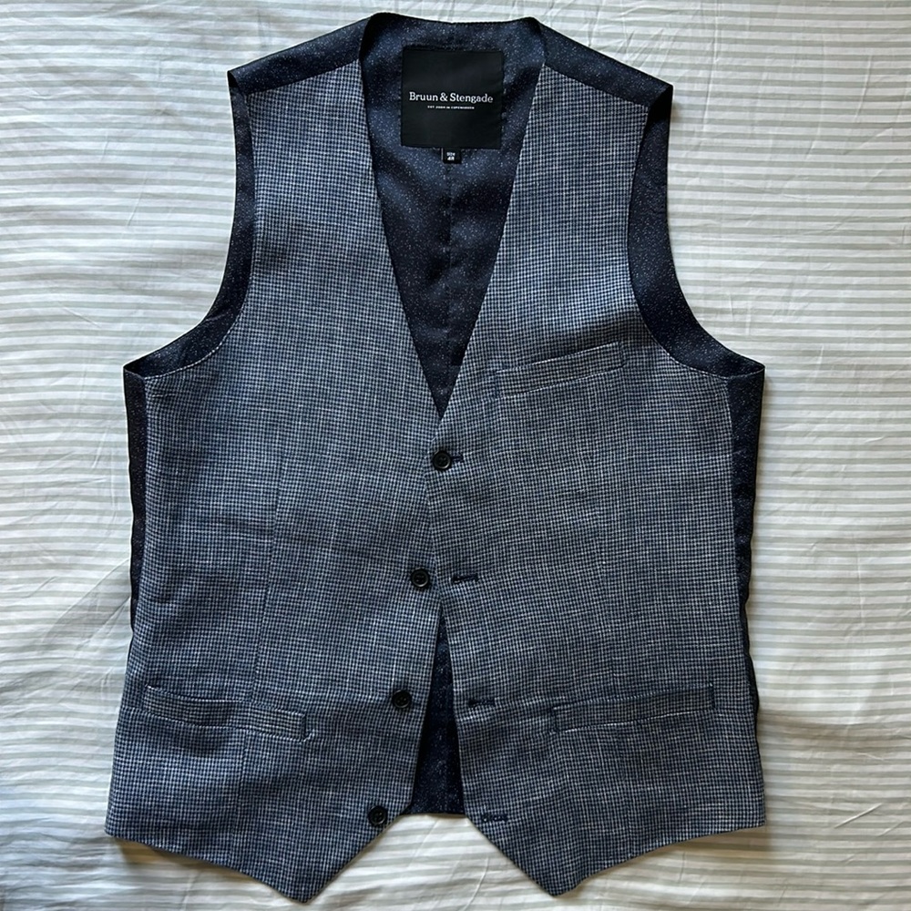 Bruun & Stengade 48 EU / 38 USA (XS) slim fit button vest. Basket weave pattern.